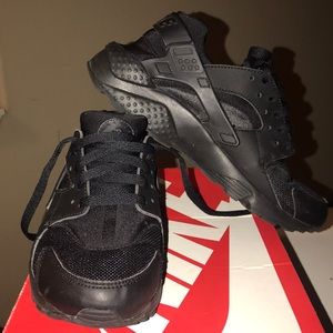 Black Nike Huaraches